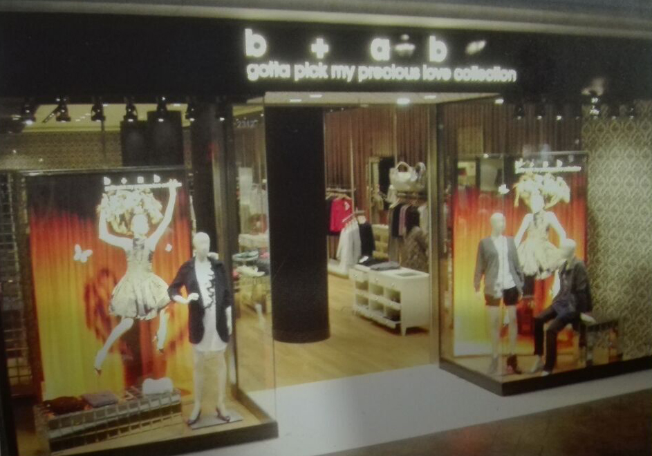 雙面玻璃的封閉型櫥窗服裝店