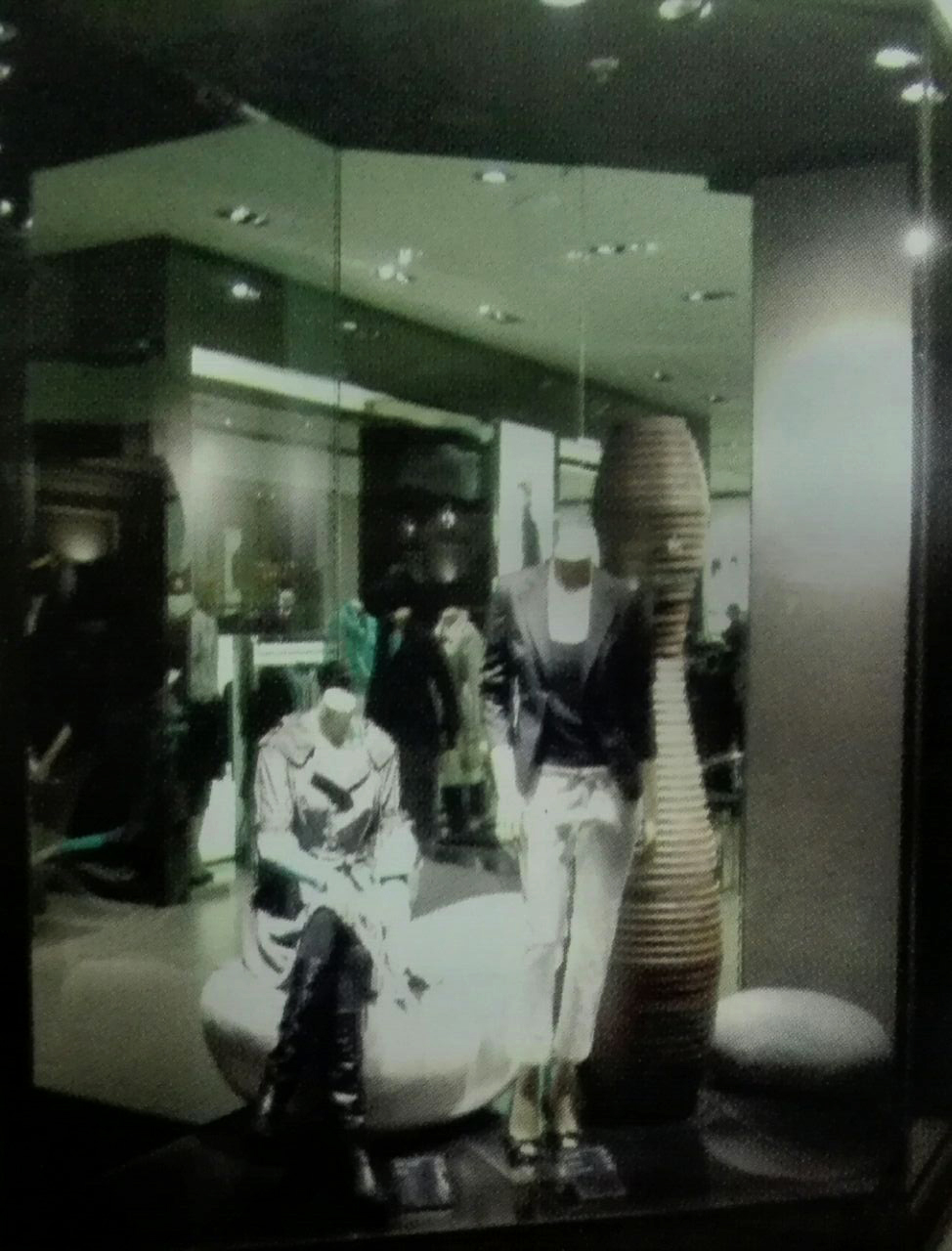 四面玻璃的透明型服裝店櫥窗