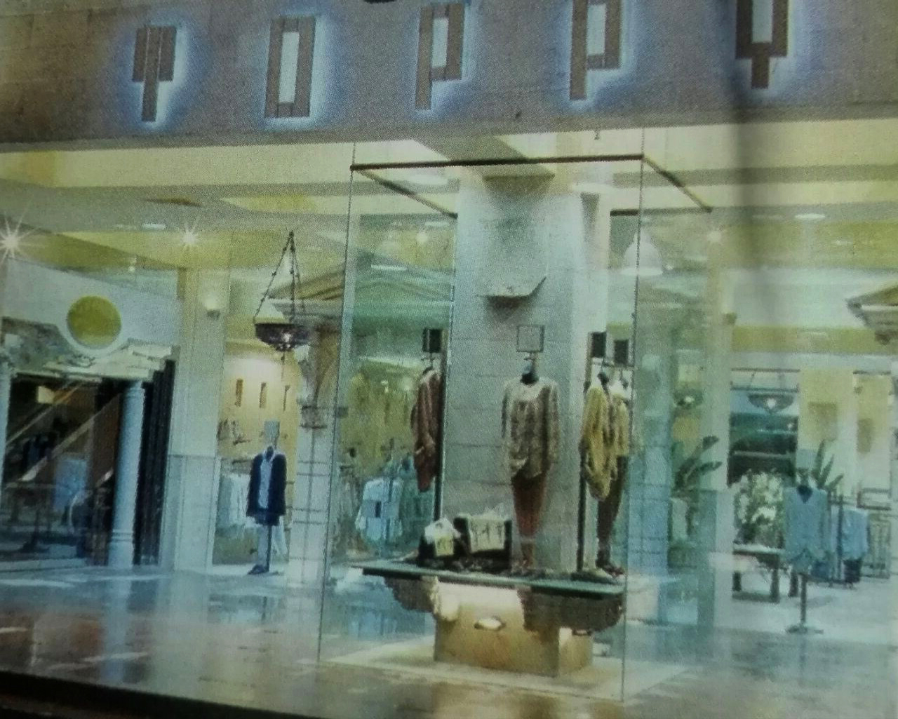 店面入口四面玻璃的透明型櫥窗